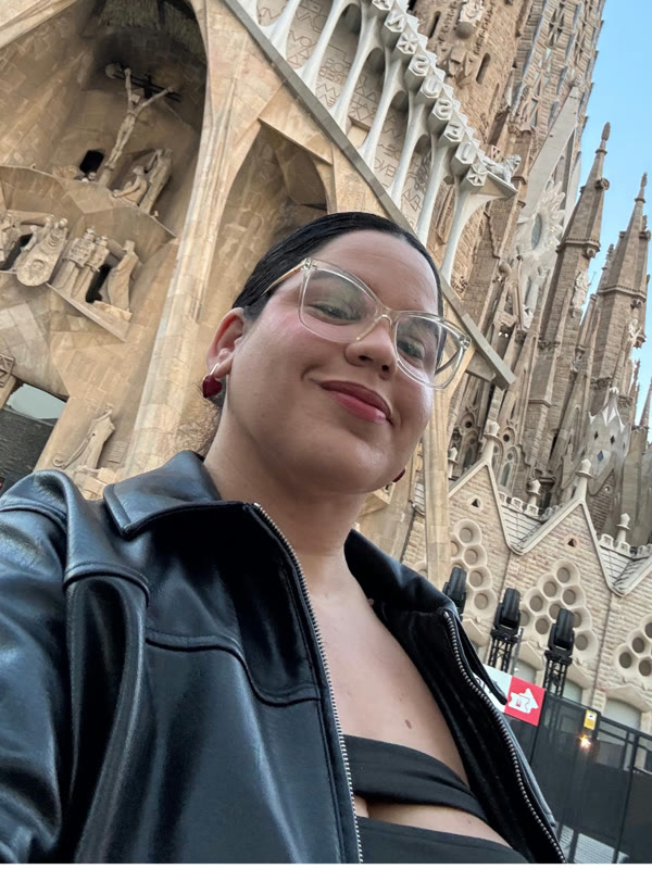 Ray frente a la Sagrada Familia en Barcelona