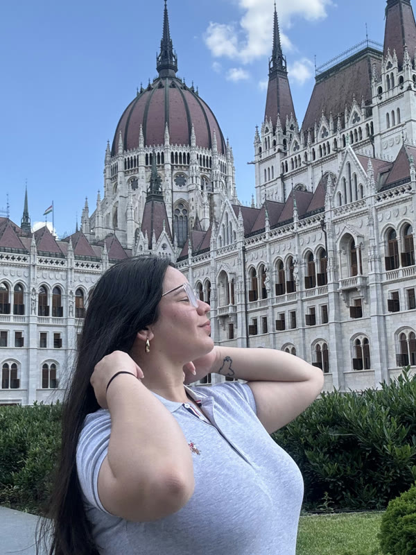 Ray frente al Parlamento de Budapest