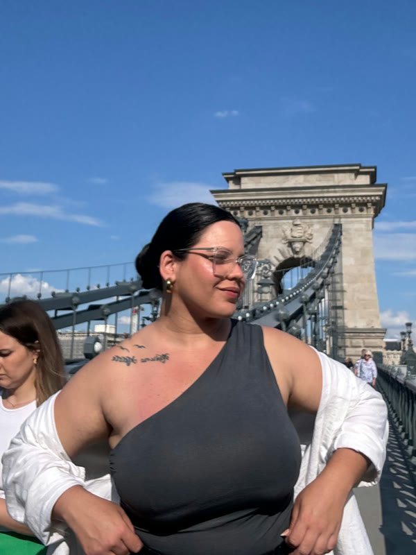 Ray en el Puente de las Cadenas de Budapest