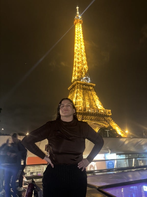 Ray de noche frente a la Torre Eiffel en París