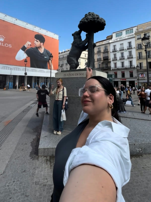 Ray junto a la estatua del Oso y el Madroño en Madrid