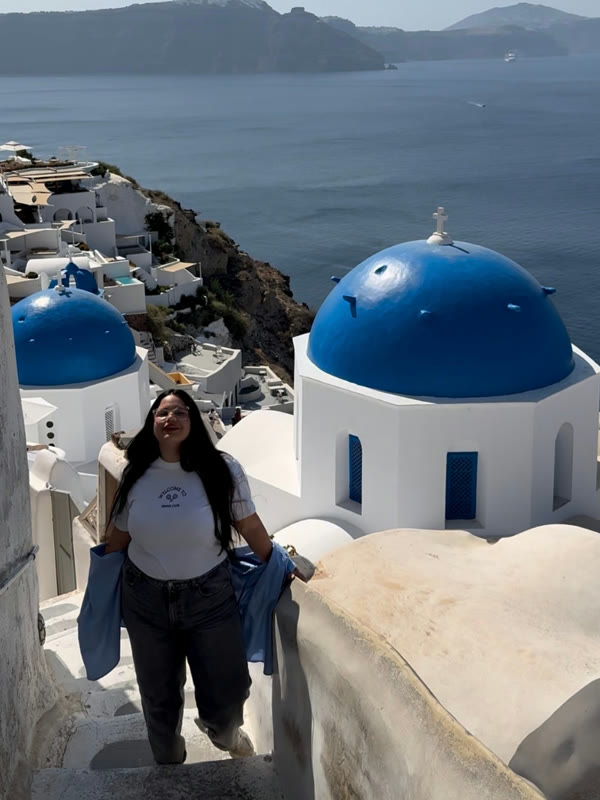 Ray junto a las cúpulas azules de Santorini